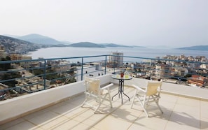 Bed in 14-Beds Shared Mixed Dormitory, Balcony, Sea View | 해변/바다 전망