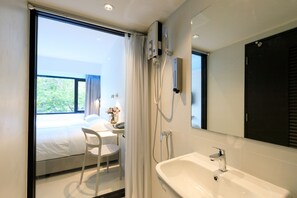 Shower, free toiletries, hair dryer, towels - Prima House Pattaya (Pattaya)