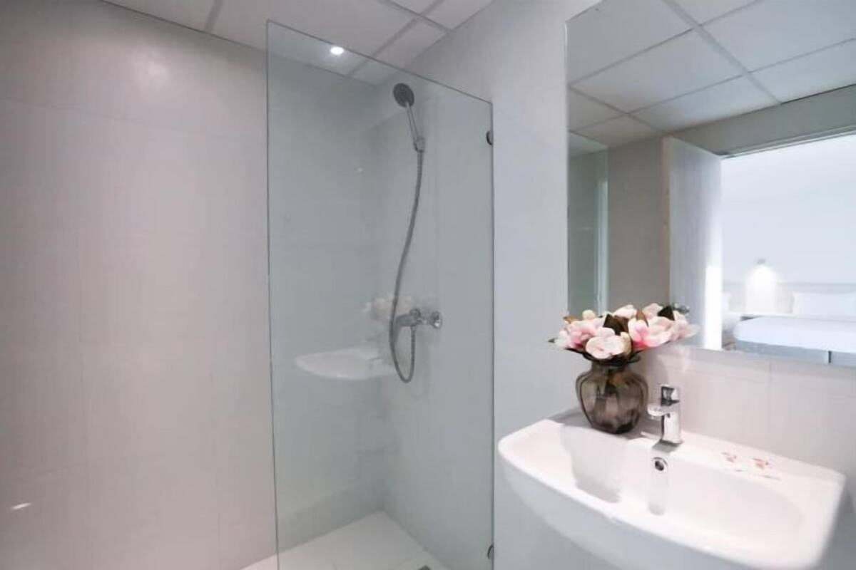 Chuveiro, produtos de toalete grátis, secador de cabelo