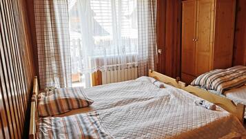 Habitación cuádruple (3) | Espacio para trabajar con laptop y tabla de planchar con plancha