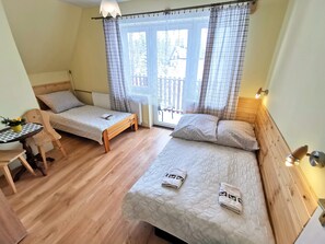 Triple Room (9) | Laptop workspace, iron/ironing board, free WiFi, bed sheets - Willa Senator (Zakopane)