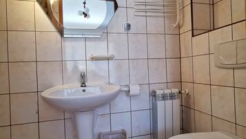 Habitación cuádruple (2) | Baño | Regadera y toallas