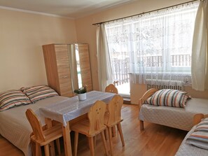 Quadruple Room (2) | Laptop workspace, iron/ironing board, free WiFi, bed sheets - Willa Senator (Zakopane)
