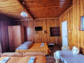 Chambre Quadruple (3) | Espace de travail pour ordinateur portable, fer et planche à repasser