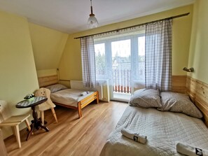 Habitación triple (9) | Espacio para trabajar con laptop y tabla de planchar con plancha 