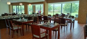 2 restaurantes; se sirve desayuno, almuerzo y cena; cocina panasiática