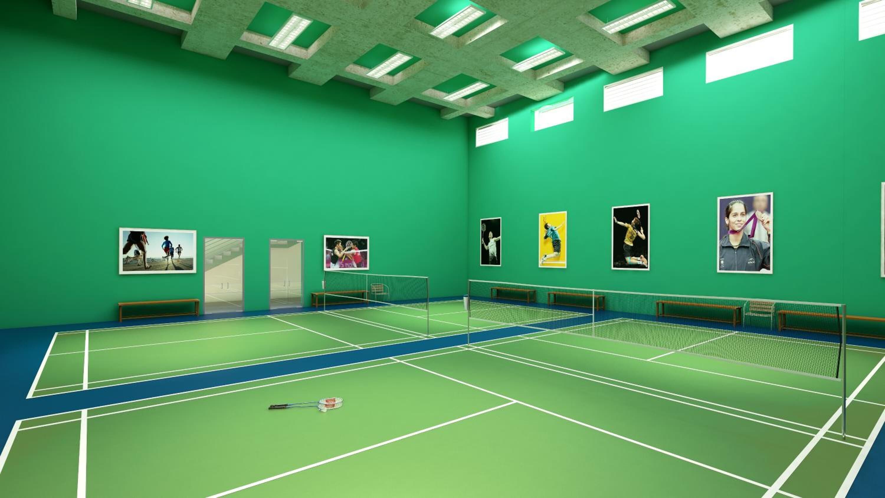 Una cancha de tenis con paredes verdes, luces en el techo y varias fotografías enmarcadas de tenistas.