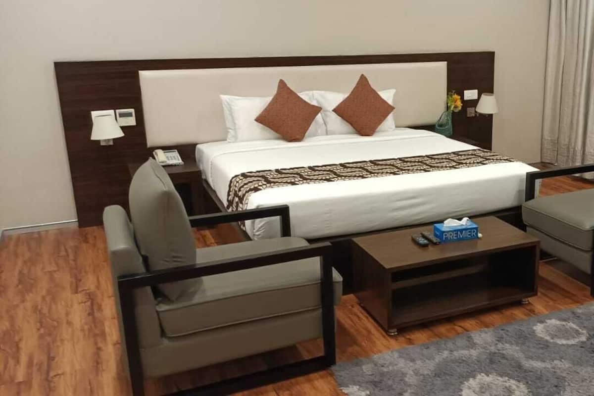 Deluxe Double Room | Minibar, in-room safe, individually decorated, individually furnished