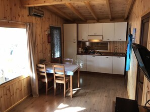 Fridge, coffee/tea maker, cookware/dishes/utensils - Air-conditioned chalet on Lake Lugano (Porlezza, Menaggio, Como) (Porlezza)