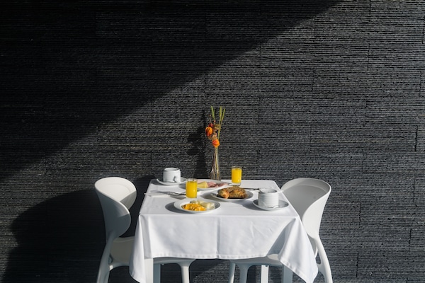 Free buffet breakfast on weekdays