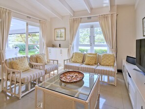 舒適聯排別墅, 4 間臥室, 河景 | 起居區 | 平面電視