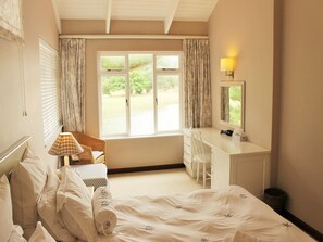 Comfort Townhome, 4 Bedrooms, River View | 4 bedrooms, iron/ironing board, free WiFi, bed sheets - Beau Rivage 29 (Plettenberg Bay)
