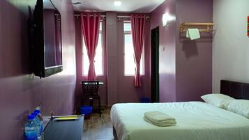 Comfort Triple Room | Meja, seterika/papan seterika, katil lipat simpan/tambahan