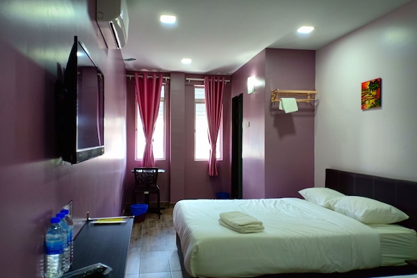 Habitación triple Confort | Escritorio, tabla de planchar con plancha, camas supletorias