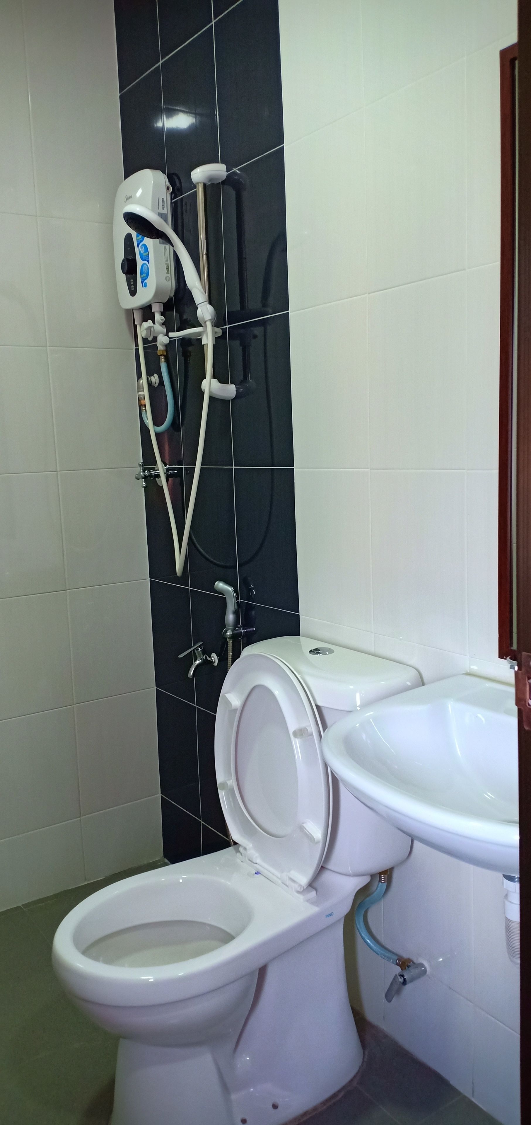 A bathroom with a toilet, bidet, and sink.