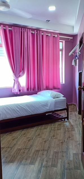 Comfort Single Room | Desk, iron/ironing board, rollaway beds, free WiFi