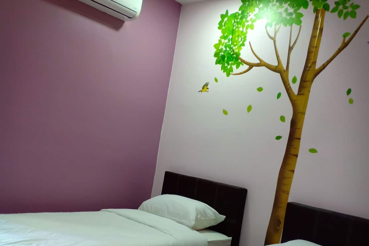 Habitación Confort con 1 cama matrimonial o 2 individuales | Escritorio, tabla de planchar con plancha, camas extra y wifi gratis