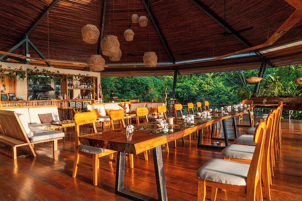 Breakfast, lunch served; local and international cuisine, ocean views