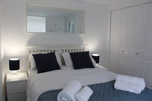 2 bedrooms, iron/ironing board, free WiFi, bed sheets - Llandudno by the Pier & Beaches - Great Location - Bright 2 - Bedroom Apt (Llandudno)