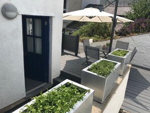 Terrace/patio - Llandudno by the Pier & Beaches - Great Location - Bright 2 - Bedroom Apt (Llandudno)