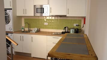 Comfort-lejlighed - 1 soveværelse (B) | Privat køkken | Køleskab, mikrobølgeovn, kogeplade, espressomaskine