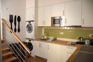 Comfort Apartment, 1 Bedroom (B) | Private kitchen | Fridge, microwave, stovetop, espresso maker - With You Suites (Lisbon)