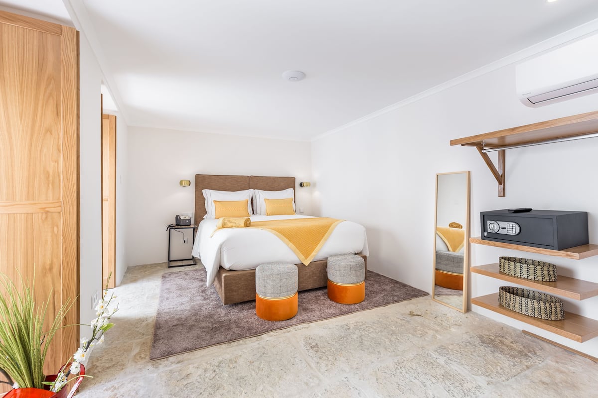 Comfort Apartment, 1 Bedroom (B) | 1 bedroom, in-room safe, blackout drapes, iron/ironing board