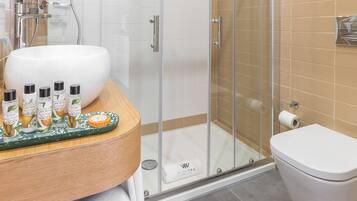 Douche, douche à « effet pluie », articles de toilette gratuits