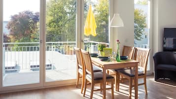 Apartment, Balcony (2. OG) | Peralatan tempat tidur hipoalergenik, langsir/tirai gelap terus