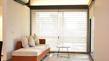 32-inch LED TV with cable channels, TV