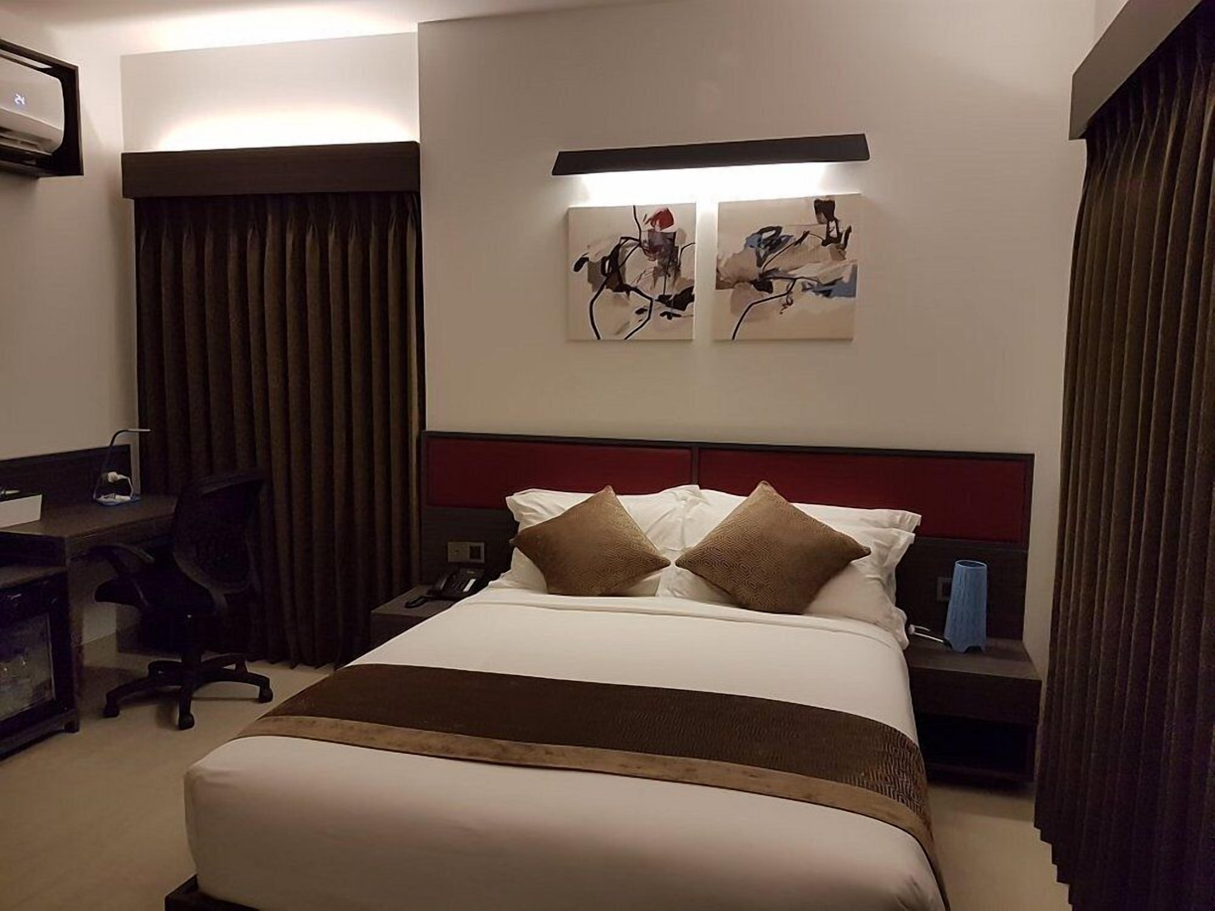 Minibar, caja de seguridad en la habitación y escritorio 