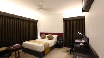 Deluxe Room | Minibar, in-room safe, desk, laptop workspace
