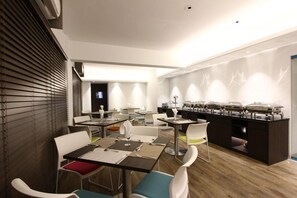 Breakfast and dinner served, local cuisine