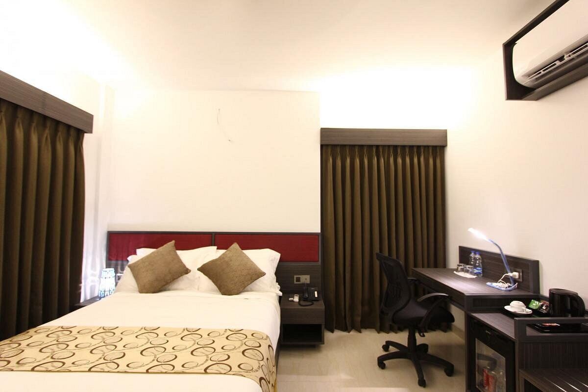 Minibar, Zimmersafe, Schreibtisch, laptopgeeigneter Arbeitsplatz