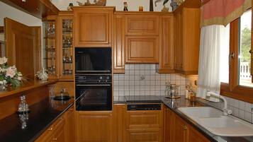 Fridge, oven, dishwasher, coffee/tea maker