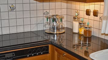 Fridge, oven, dishwasher, coffee/tea maker