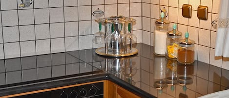 Fridge, oven, dishwasher, coffee/tea maker