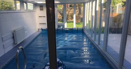 River House with Heated Pool (Apr-Sep), Parking & Garden