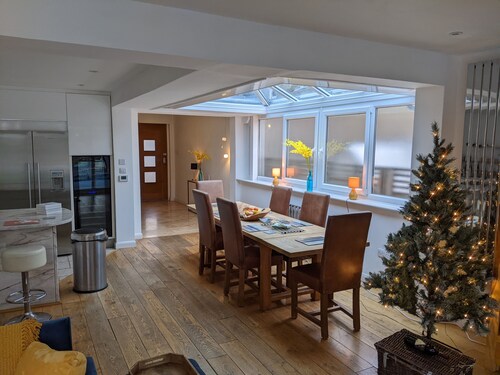 River House with Heated Pool (Apr-Sep), Parking & Garden