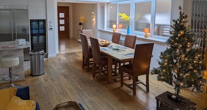 River House with Heated Pool (Apr-Sep), Parking & Garden