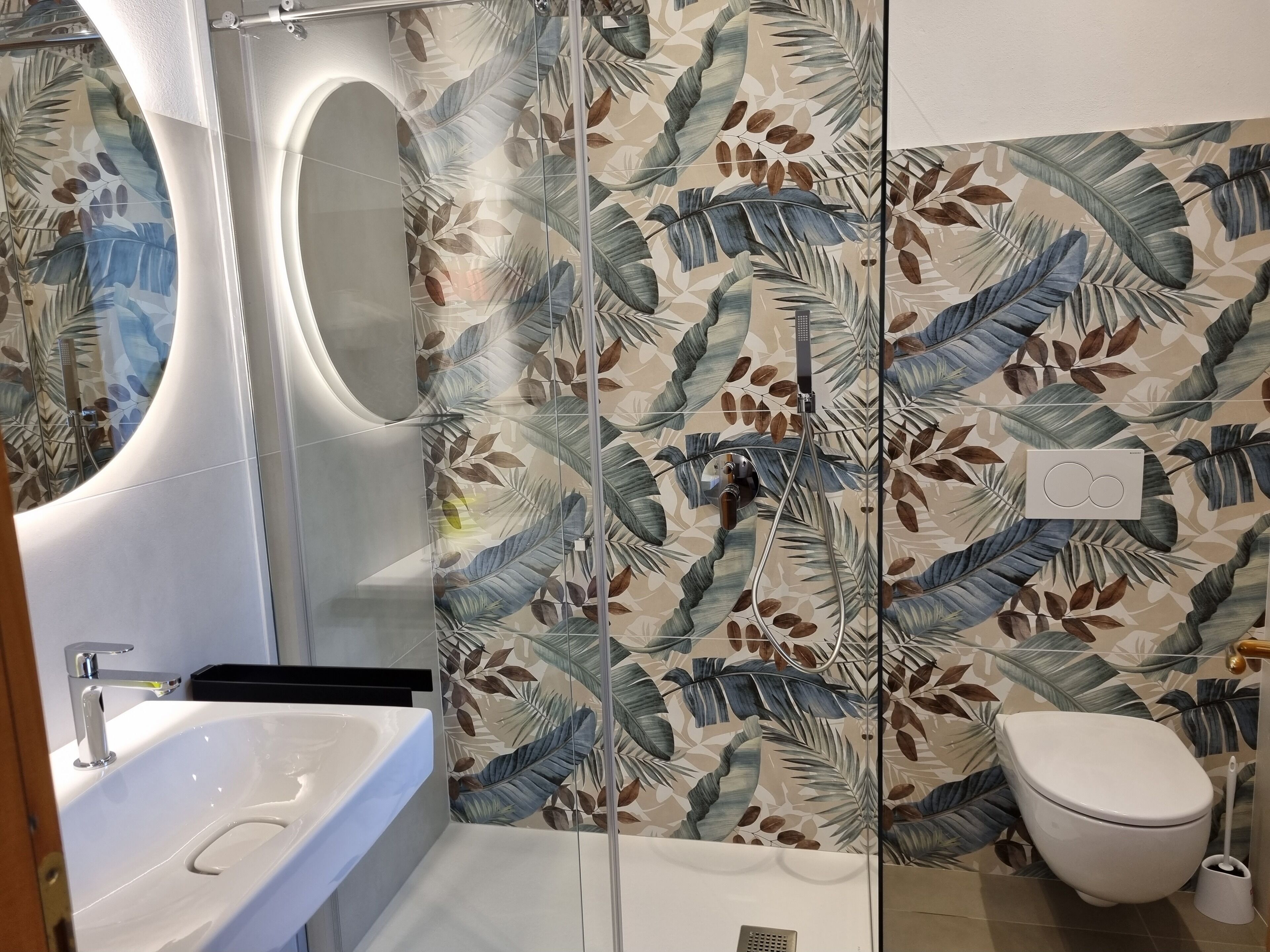 Deluxe kamer, 1 twee- of 2 eenpersoonsbedden, 1 slaapkamer, terras, uitzicht op meer | Badkamer | Een douche, een regendouche, een haardroger, een bidet