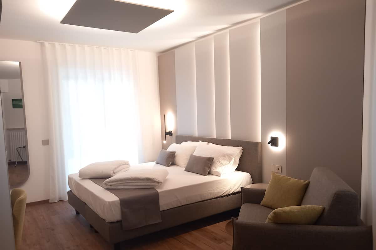 Habitación Deluxe con 1 cama matrimonial o 2 individuales, 1 habitación, Terraza, vista al lago | 1 habitación, edredón, caja de seguridad en la habitación y escritorio
