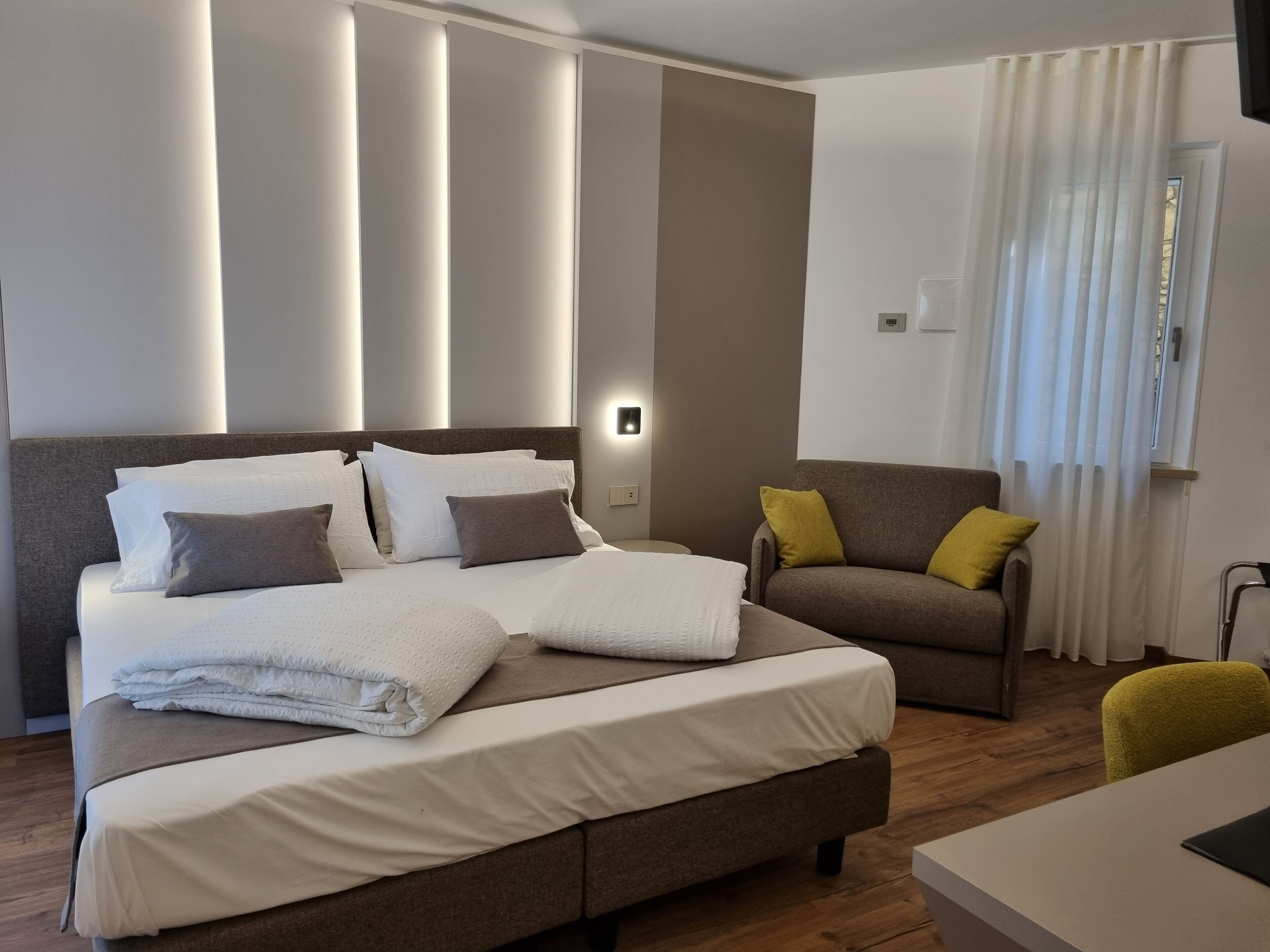 Deluxe-Doppel- oder -Zweibettzimmer, 1 Schlafzimmer, Terrasse, Seeblick | Daunenbettdecken, Zimmersafe, Schreibtisch, Verdunkelungsvorhänge