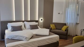 Deluxe-Doppel- oder -Zweibettzimmer, 1 Schlafzimmer, Terrasse, Seeblick | Daunenbettdecken, Zimmersafe, Schreibtisch, Verdunkelungsvorhänge