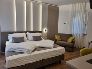Deluxe Double or Twin Room, 1 Bedroom, Terrace, Lake View | Down comforters, in-room safe, desk, blackout drapes - Albergo Pace (Brenzone sul Garda)
