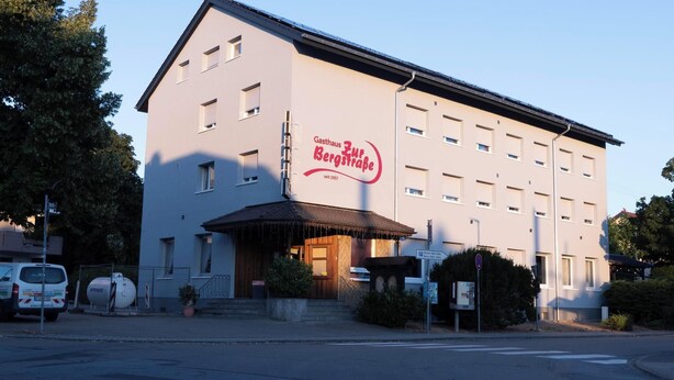 A hotel with a sign reading "Gasthaus Zur Bergstraße" set up in 1957. - Gasthaus Pension Zur Bergstraße (Hirschberg)
