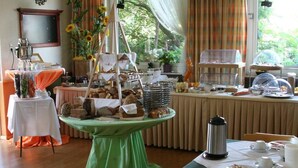 En morgenmadsbuffet med forskellige spiser og en kaffestation.