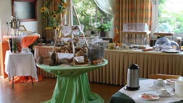 Free daily buffet breakfast