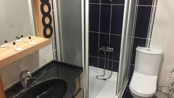 Phòng đôi Tiêu chuẩn | Phòng tắm | Buồng tắm vòi sen, vòi sen phun mưa, đồ dùng nhà tắm miễn phí