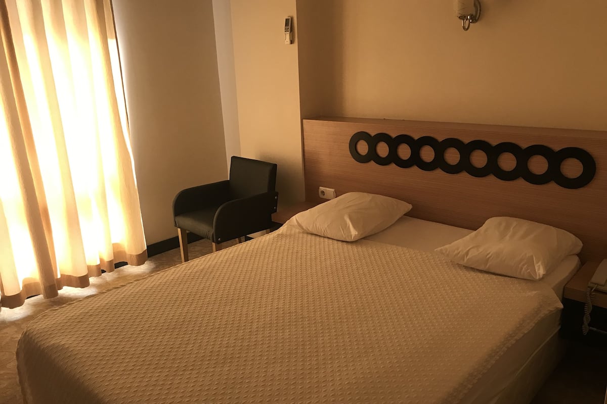 Standard-Doppelzimmer | Minibar, Zimmersafe, kostenloses WLAN, Bettwäsche